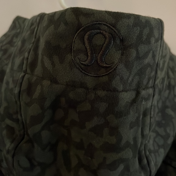 Like new Lululemon scuba hoodie size 10 in dark camo print - Picture 7 of 9